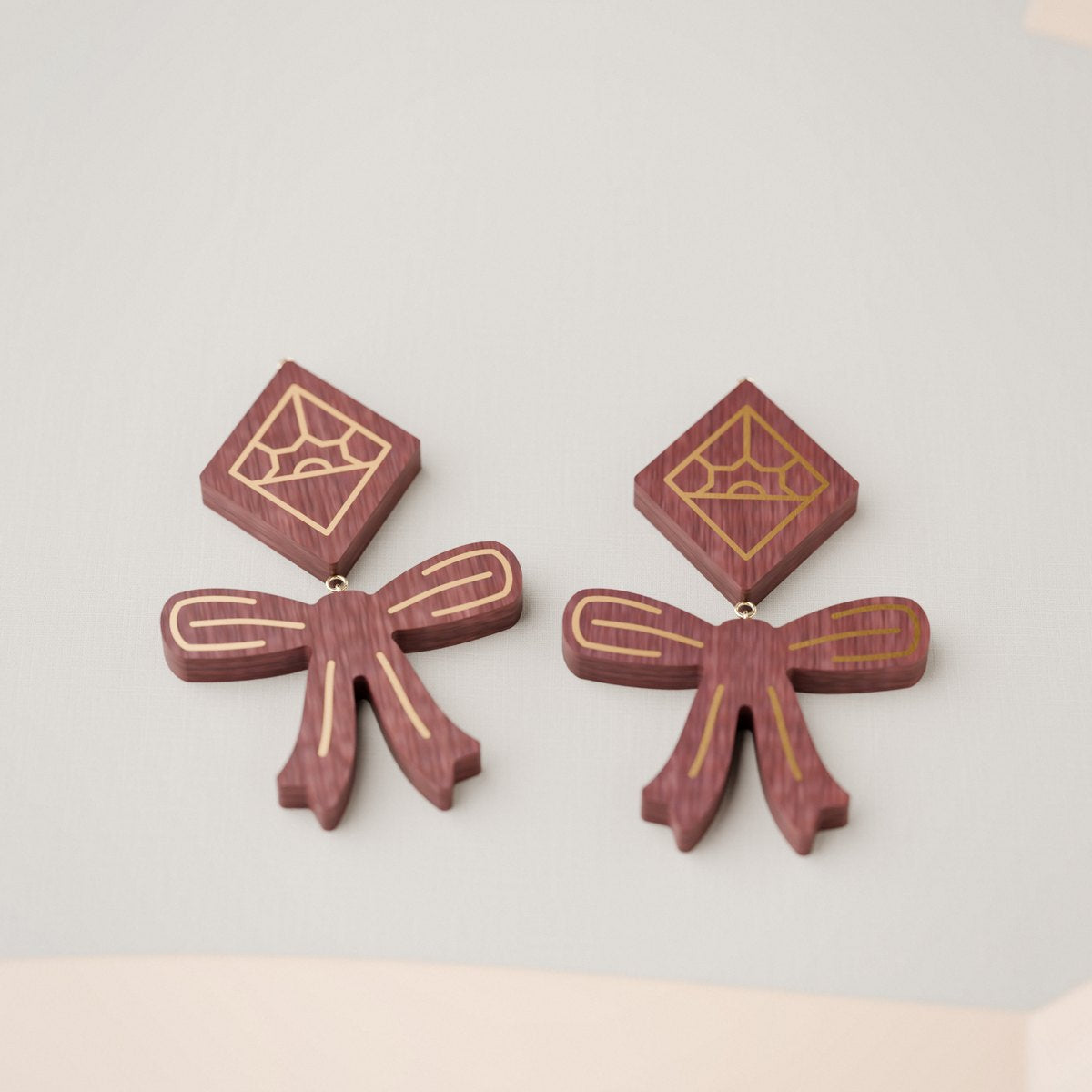Ribbon Bow fülbevalópár purpleheart fából, vásznon (3D render)